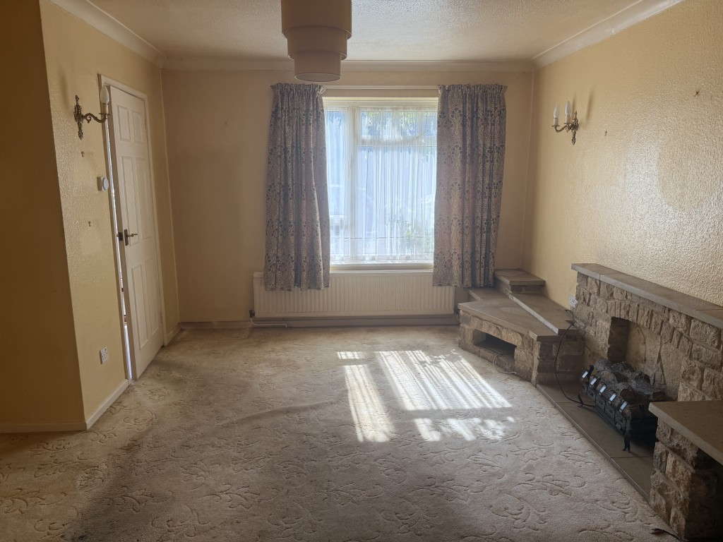 Lot: 146 - THREE-BEDROOM END-TERRACE HOUSE WITH GARAGE - Ground floor lounge with front window